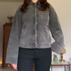 Oversized grå jeansjacka med lite vintage-look och fina detaljer, från Zara! 🩷
