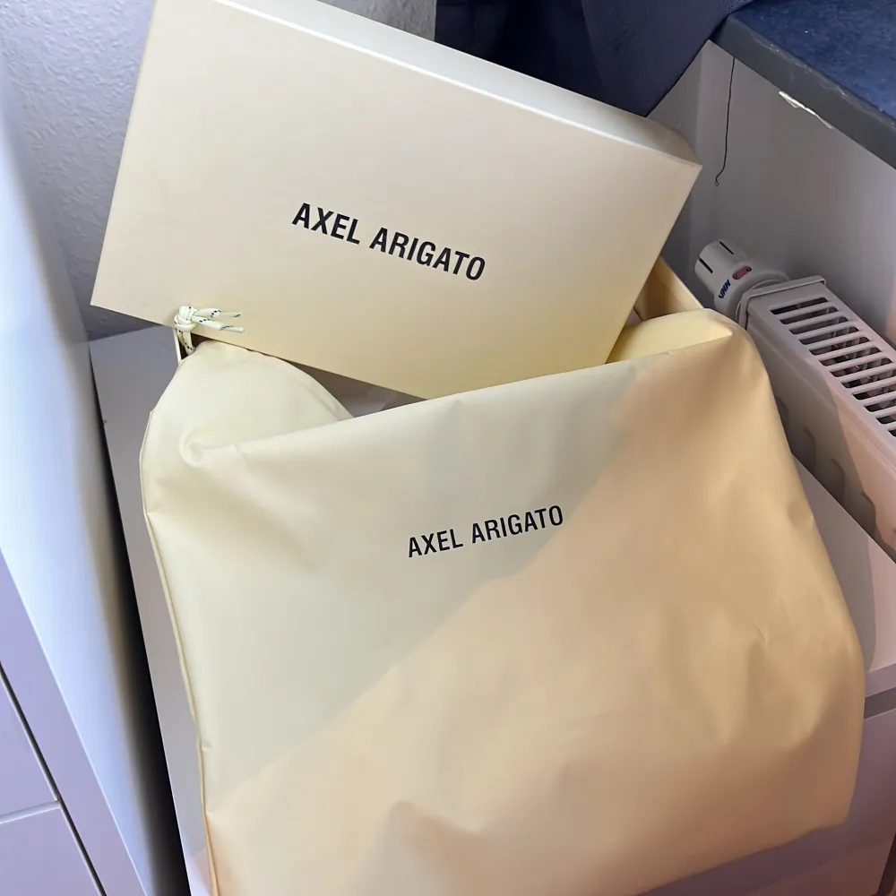 Använda Arigato skor. Köpta för ca 4 år sedan. Storlek 38. Köpta för ca 2 200 kr. Kommer tyvärr inte med kvitto men den kommer i samma box, dustbag och påse som den kom i. . Skor.