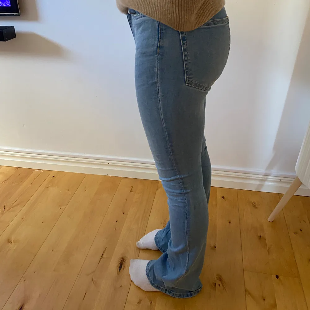 Säljer ett par snygga bootcut jeans som knappt är använda!. Jeans & Byxor.