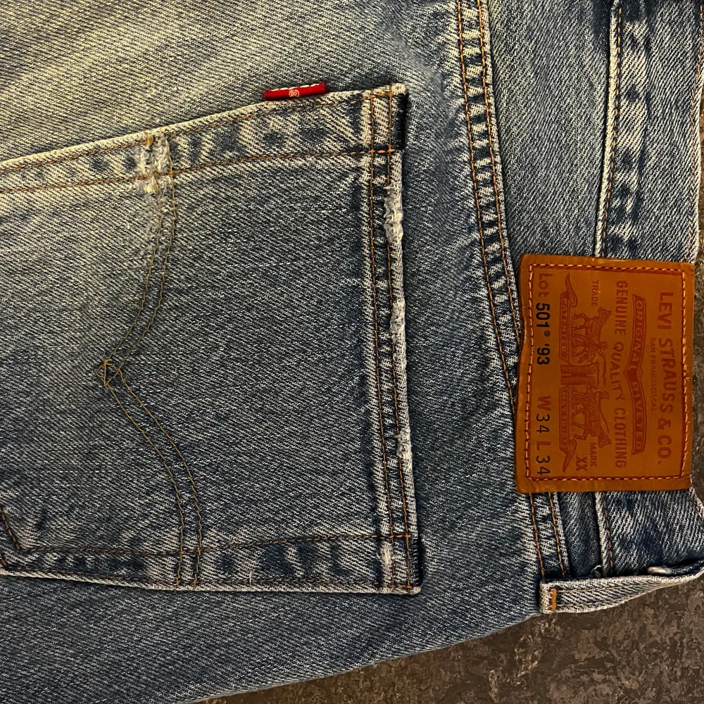 Levis jeans med hål  Ett par snygga Levis jeans som säljs pga ny stil. Användes i ca 4 månader  Lite trasiga längst ner på byxan  Ett litet hål på baksidan av jeansen . Jeans & Byxor.