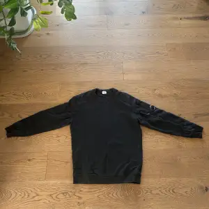 En svart C.P Company sweatshirt i storlek Medium. Köpt på Nordiska kompagniet i Göteborg. Har legat orörd i garderoben majoriteten av tiden, därför är skicket en stark 9/10. Nypris ca 2300kr