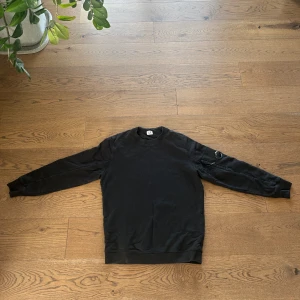 C.P Company sweatshirt (Medium) - En svart C.P Company sweatshirt i storlek Medium. Köpt på Nordiska kompagniet i Göteborg. Har legat orörd i garderoben majoriteten av tiden, därför är skicket en stark 9/10. Nypris ca 2300kr