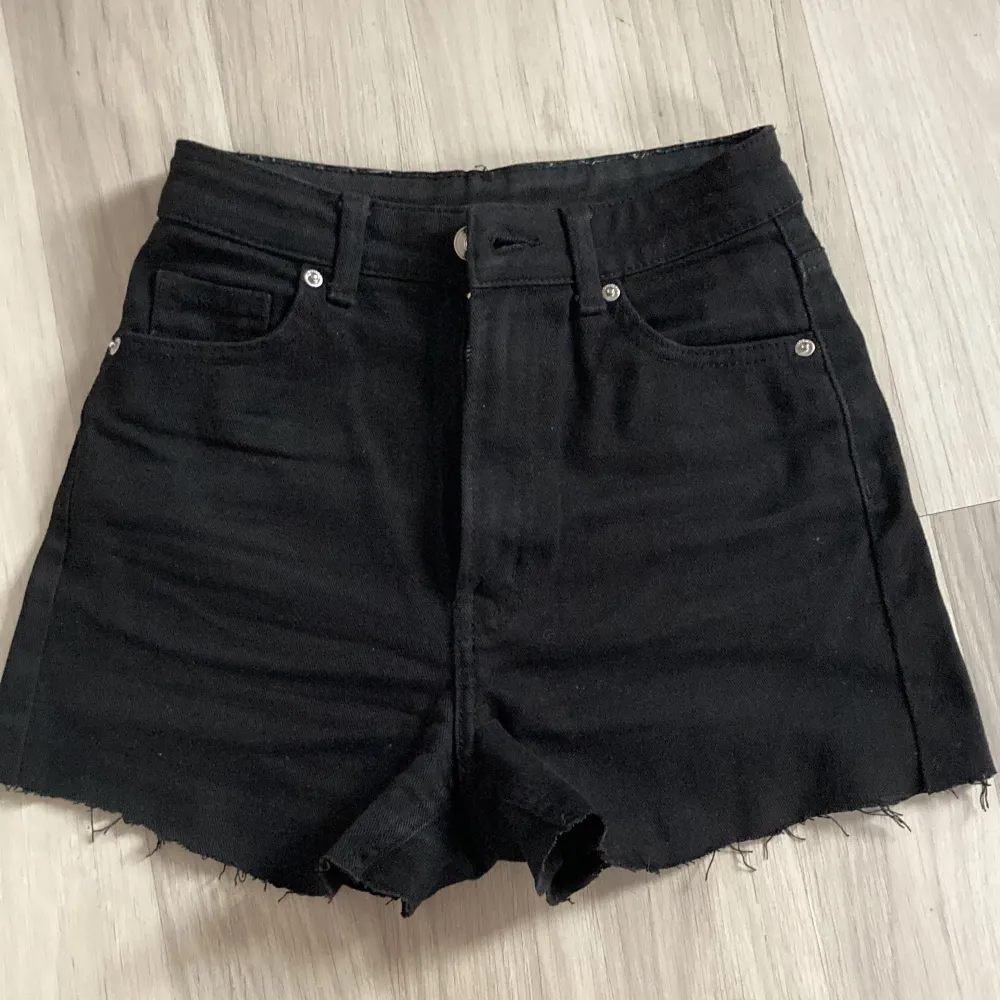  jättesnygga svarta jeans shorts från Zara🌟 Jättebra skick!💗 . Shorts.