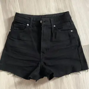  jättesnygga svarta jeans shorts från Zara🌟 Jättebra skick!💗 