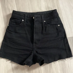 Jeans shorts -  jättesnygga svarta jeans shorts från Zara🌟 Jättebra skick!💗 