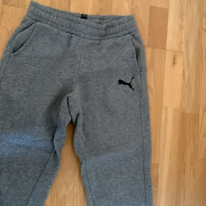 Puma mjukisbyxor - Puma mjukisbyxor i fint skick 