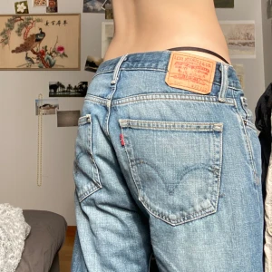 Levi’s jeans  - Jättefina Levis jeans. Köpta i München och använda en del. Inga defekter förutom att de är för långa för mig och jag har trampat upp dem. Skriv om du har några funderingar om mått eller vad som helst😘