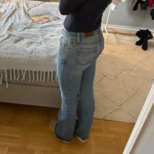 Säljer dessa jeans från LTB, modell Roxy. jättebra skick. Jag har sprättat upp sömmen där nere för att de ska bli längre. Jag är 160cm