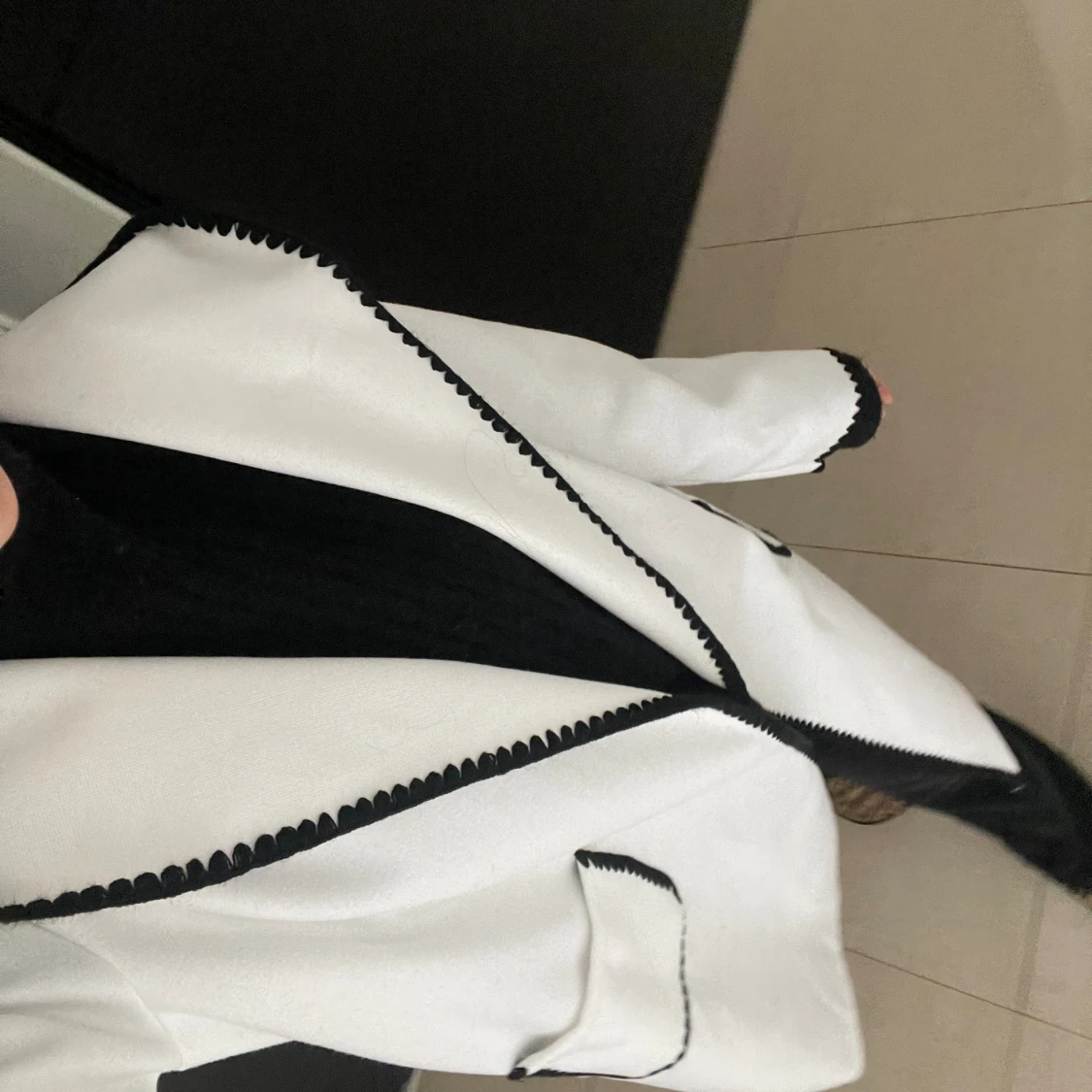 Vit kappa med svart mönster - 92