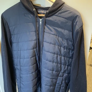 Hampton Republic Cardigan - Säljer nu min cardigan då den inte används, perfekt nu till våren och sommaren, riktigt skön