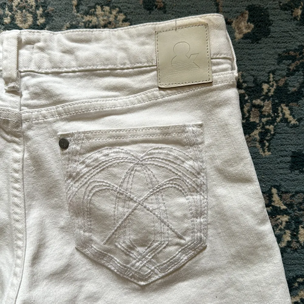 Helt perfekta vita lågmidjade vintage bootcutjeans med snygga detaljer på fickorna! Rejäla i materialet! För stora för mig tyvärr, hade annars behållt om de passade🤍Midjemåttet tvärsöver: 36 cm. Innerbenslängd: 80 cm.. Jeans & Byxor.