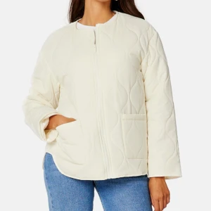 Quiltad jacka  - Så fin quiltad jacka Den är endast använd en gång så den ser helt ny ut, köpt för typ 800kr ❤️