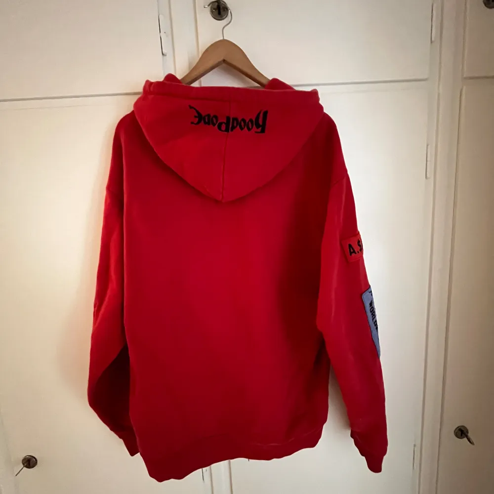 En merch hoodie från artisten A$AP Ferg. Köpt för några år sedan men aldrig använd. Köptes för 1599kr. Mitt pris kan diskuteras. Tveka inte på att höra av dig vid frågor. Hoodies.