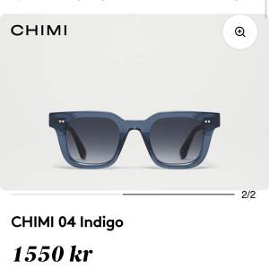 Nu säljer jag mina Chimi solglasögon i 04 Mörkblå! De är knappt använda men har däremot några väldigt små skråmor på glaset, men som knappt syns! Slutsålda på Chimis hemsida. ( Nypris 1500kr)