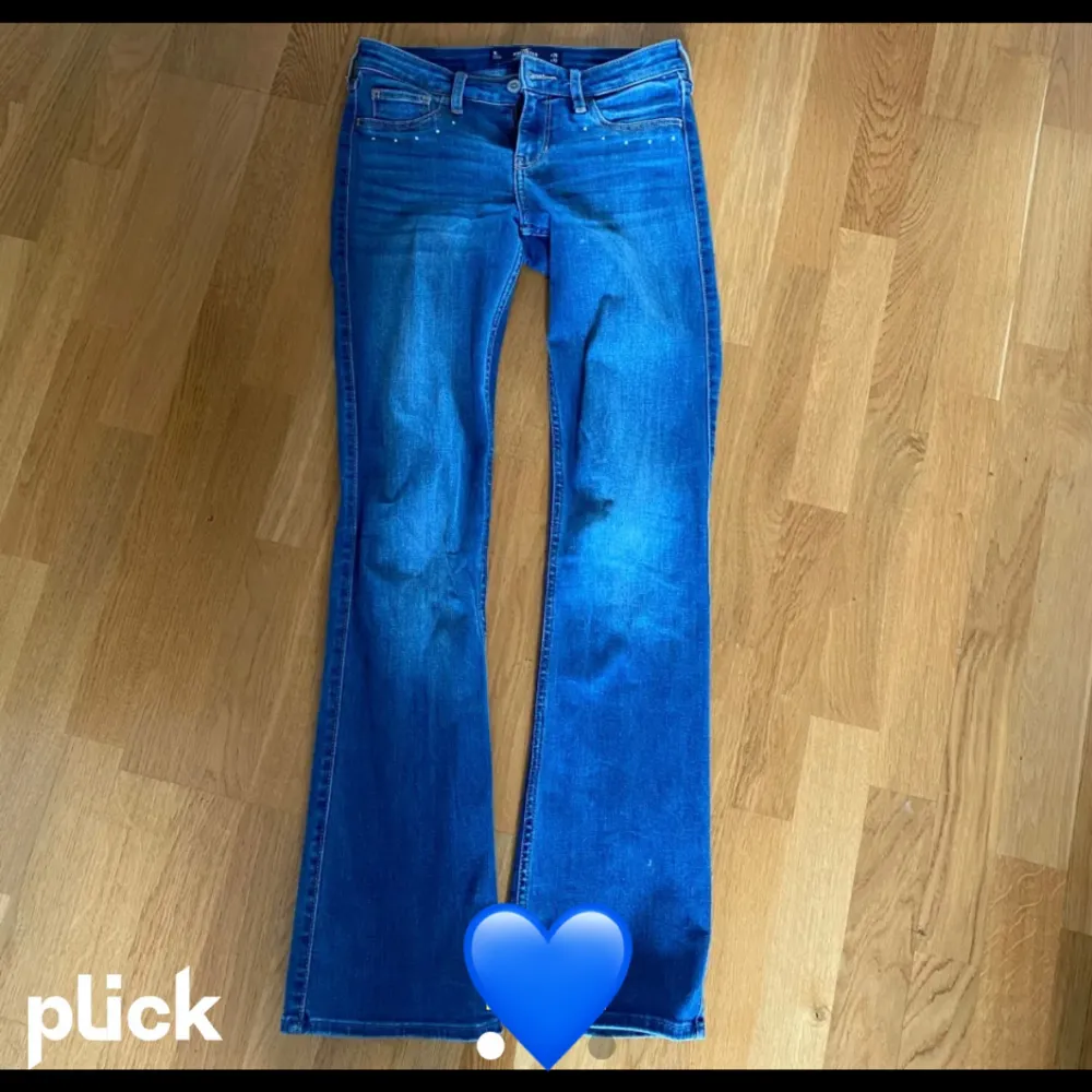 Säljer dessa fina Low waist jeans då de inte passade mig! Köpte här på plick för 379kr. Nypris 699kr. Mitt pris 299kr. Jeansen är från hollister och säljs inte längre. Mycket bra skick! Strl 25/33 Köparen står för frakt 📦. Jeans & Byxor.