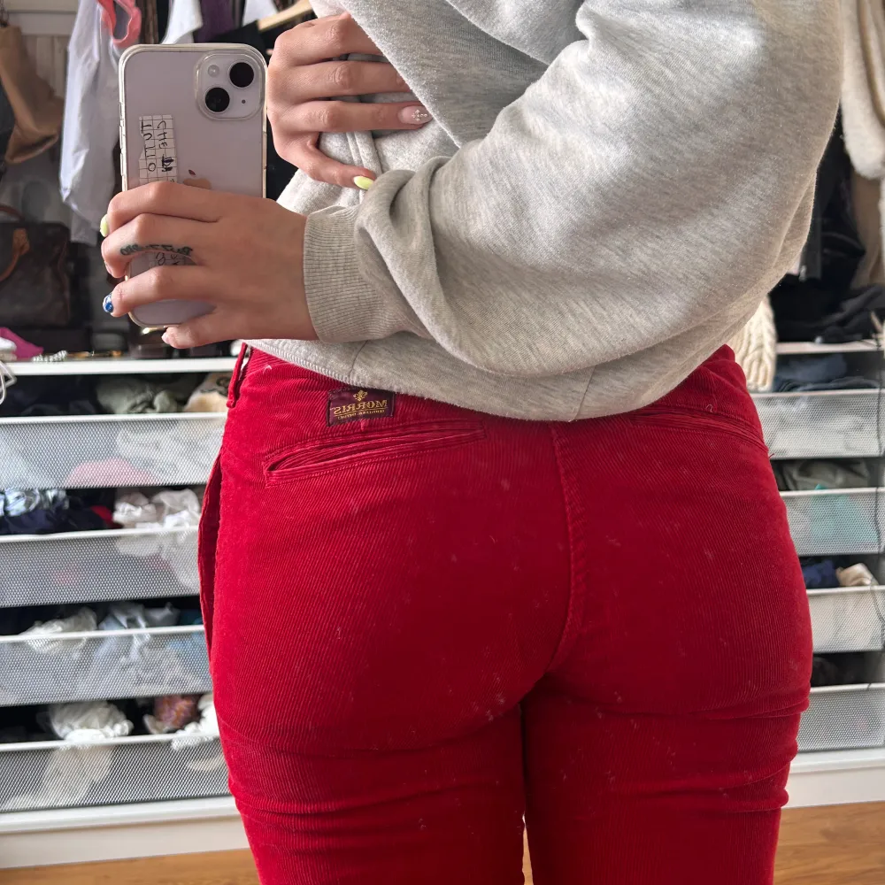 Nu säljer jag mina älskade manchester röda jeans, wow dom är så så snygga och en perfekt färg nu till våren, och om man vill sticka ut. 💕😫jag 170 med långa ben och dom sitter perfekt!! Kan sänka pris vid snabb affär💕. Jeans & Byxor.