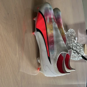 Puma fg/ag fire orchid  - Dessa skor har använts sparsamt de har bara varit använda på några få träningarna och en match. Jag säljer dessa för att de är för små storleken på dessa är 41. Nypris är 2500. Samt så är de använda i Europa league.