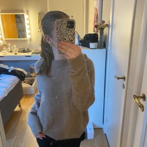 Stickad tröja - Superfin och skön stickad tröja från zara💕 För mer frågor skriv i dm!💕 Obs! Pris kan diskuteras.