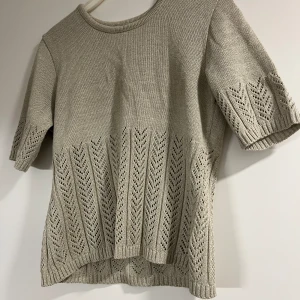 Stickad tshirt  - En beige stickad tshirt i storlek S✨köpt second hand så vet ej märke tyvärr