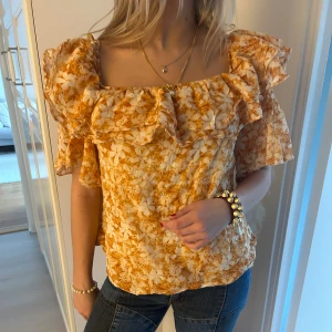 Gul blommig blus - Fin somrig blus!