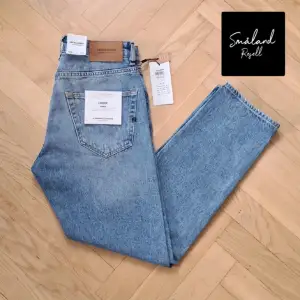 Jack & Jones Jeans av modellen loose Chris i färgen blå💯 Perfekta nu till våren!🏡 | Storlek: W28 L30  | Skick: 10/10⭐️  | Pris: 349 kr (inte hugget i sten) | Köpare står för frakt  | Tveka inte på att höra av er ang frågor, funderingar, bilder mm☺️