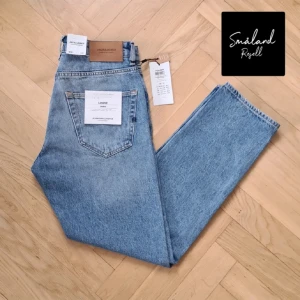 Blå Jack & Jones Jeans - Jack & Jones Jeans av modellen loose Chris i färgen blå💯 Perfekta nu till våren!🏡 | Storlek: W28 L30  | Skick: 10/10⭐️  | Pris: 299 kr (inte hugget i sten) | Köpare står för frakt  | Tveka inte på att höra av er ang frågor, funderingar, bilder mm☺️