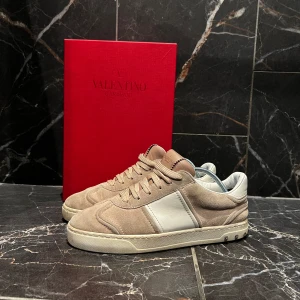 Valentino flycrew - Intressekoll på dessa Valentino flycrews. Alt og, cod 8/10. Säljer pga används inte längre 