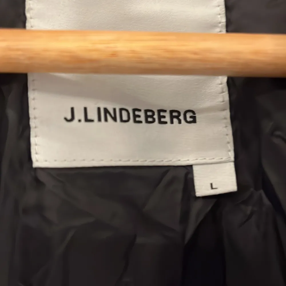 Tja, jag säljer min J.lindeberg jacka vid värde av 1800 kr (nypris) Anledningen till att jag säljer den är för att jag har växt ur den👍 Mitt pris: 600 . Jackor.