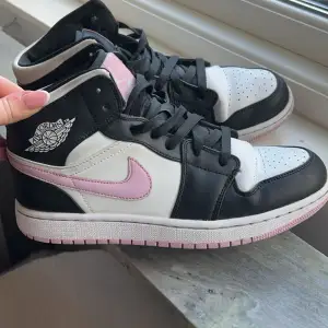 Jag säljer nu mina Jordans 1 mid i färgen ”Light Arctic Pink” eftersom dom inte längre kommer till användning. De är i helt okej skick och inga större defekter. Pris kan diskuteras vid snabb affär💗(köparen står för frakten)