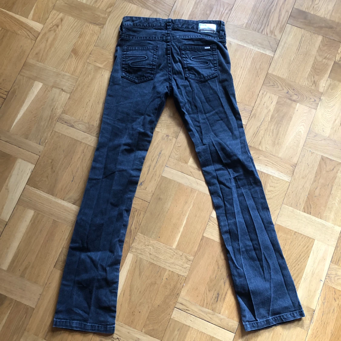 Grå lågmidjad/mid  jeans - 90