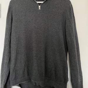 Snygg Jack&Jones half zip använd ett fåtal gånger | skick: 7,5/10 | passar Xs och man bör vara typ 155-165 cm lång | Nypris ca 600-700 mitt pris 400 kan gå ned i pris | hör av dig vid frågor mvh Wille.