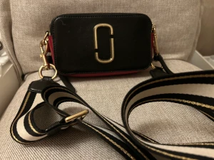Marc jacobs snapshot - Köpt från johnells, sliten på olika ställen men ej synligt bara om man tittar nära 