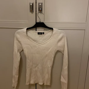Långärmad topp  - Super vacker stickad topp. Använd fåtal gånger. Super skönt material. Den är även ribbad🤍.