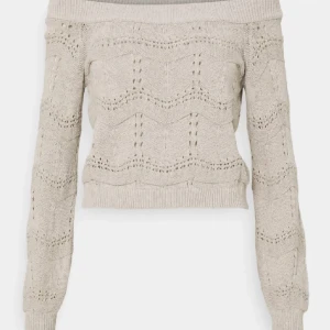 Stickad off shoulder-tröja - Verkligen en favorit till sommarkvällar Använd ex antal gånger, dock väldigt väldigt bra skick. Säljer den tyvärr då jag inte tycker att den sitter bra. Skriv💕