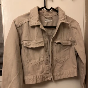 Ginatricot jeansjacka - Jeansjacka från Ginatricot i fint skick i stl xs