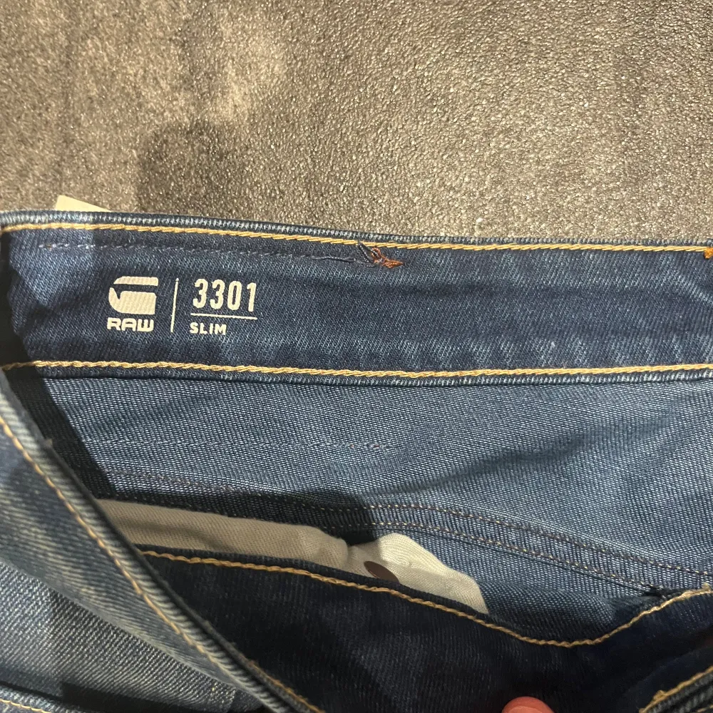 Riktigt snygga jeans från G-Star med en schysst tvätt i ny skick, storlek W32 L32. Jeans & Byxor.
