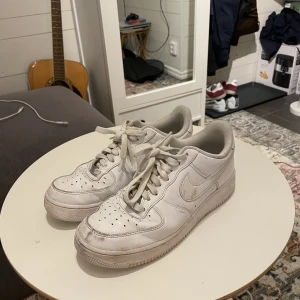 Air Force 1 - Säljer ett par af1 i använt skick då jag ej använder de längre. Kan rengöra de o se till så att de är vitare och fräshare i utbyte mot betalning.  nypris: 1400