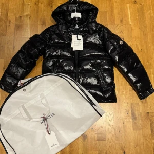 Ny Moncler Maya Jacka! - Hej! Säljer min Moncler jacka, storlek 4, motsvarar M/L Skick 10/10 Bara testad. Säljer jackan för att den inte används. Du får med alla brev och galgen och kartonger. Kvitto och äkthetsbevis finns. Hör av dig vid pris eller funderingar 