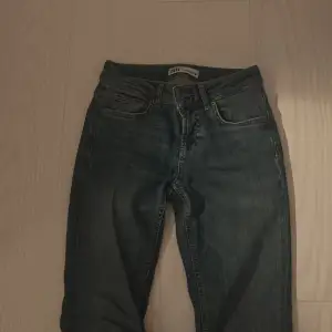 Trendiga jeans från zara som är Lågmidjade och bootcut!! Skulle säga att de passar till någon som är 164-168 ungefär. Har använt en del gånger, men fortfarande i bra skick ❤️‍🔥orginalpris är 400kr
