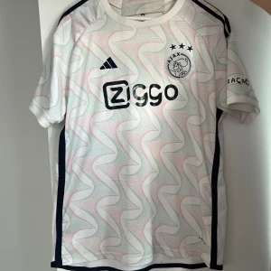 Ajax T-shirt  - Bra skick, storlek XL. Skulle säga att den är L/XL. Nypris: 700:-