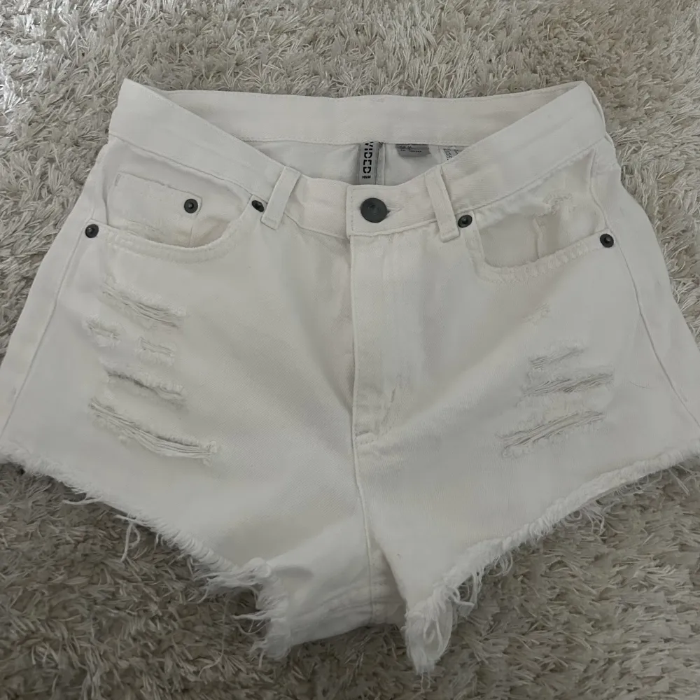 Så snygga jeansshorts om tyvärr är för små för mig💞de är aldrig använda så helst som nya!. Shorts.