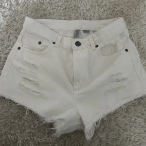 Midwaist jeansshorts  - Så snygga jeansshorts om tyvärr är för små för mig💞de är aldrig använda så helst som nya!
