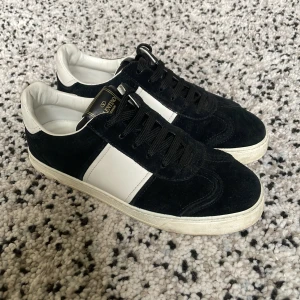 Valentino Garavani Flycrew - Valentino Flycrew i storlek 38,5 passar 39. OG box, dustbags och kvitto ingår. Skick: 9/10 - Alla nitar kvar. Pris kan diskuteras vid snabb affär. Hör av dig vid eventuella frågor!