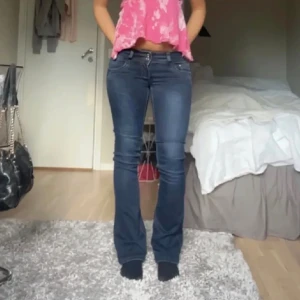 Blå lågmidjade jeans - Blåa lågmidjade bootcut jeans! Väldigt stretchiga, lånade bilder🎀 Midjemått: 72cm - Innerbenslängd: 78 cm🎀 Fraktar samma dag eller dagen efter 🎀 (Finns mer på min profil!)