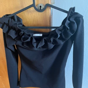 Off shoulder tröja med volang  - Från NLY trend 