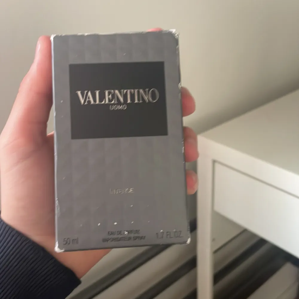 Valentino oumo intense valenti o green stravaganza och även en jpg le beau. Övrigt.