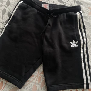 Svarta adidias shorts - Svarta adidias shorts. Storlek 158