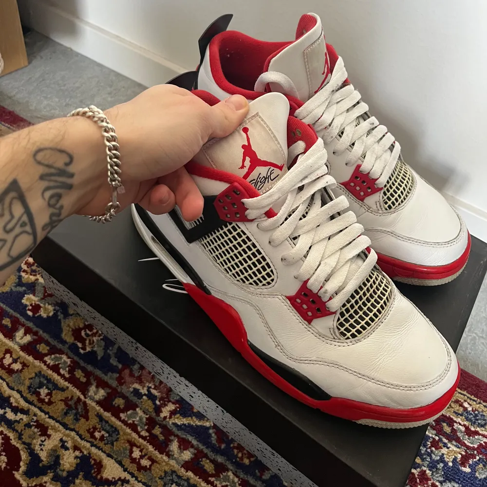 dom fetaste fyrorna någonsin no debate💯💯💯 jordan 4 fire red från retroreleasen för ett tag sedan helt helt nytvättade o fräsha bror peeeerfekt för sommaren för liten central cee uk drippen eller annan stil sanningen. box all og inkluderat. US9. Skor.