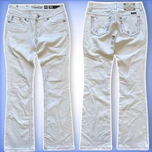 Ett par jätte fina vita bootcut miss me jeans! Passar bra nu när sommarvädret börjar kicka in! 🌞 hör av dig ifall du har frågor!