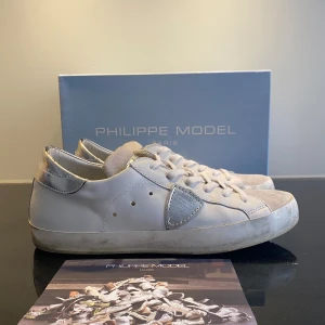 Phillipe model - Hej. Säljer nu mina jättefina phillipe model skor. Som är i ny skick 9,8:10. Allt slit på skorna är design. Med skorna tillkommer autentisitet kort och box. Med flera frågor är det bara att skriva! Mvh/resseluxe
